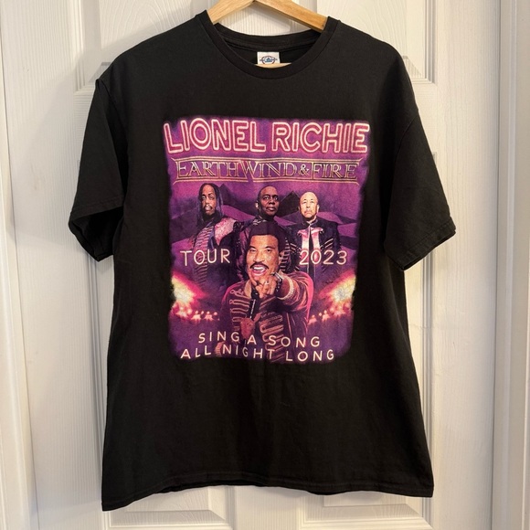 NWOT Lionel Richie Earth Wind & Fire Sing a Song All Night Long Tour 2023 Shirt - Picture 1 of 3